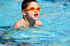 Bild zeigt ein Kind im Schwimmbad