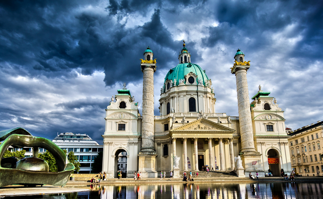 Bild zeigt die Karlskirche im 4. Wiener Bezirk