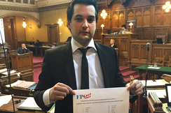 KO Dominik Nepp zeigt die Rednerliste für die lange Nacht der Bürgerrechte
