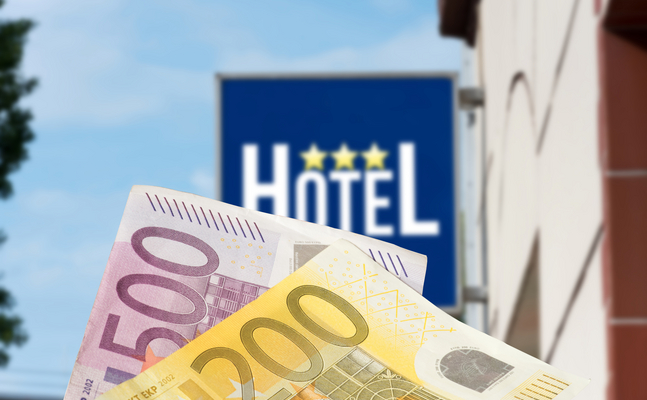Bild zeigt Euroscheine und eine Tafel mit der Aufschrift Hotel 