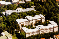 Drei Pavillons der Semmelweis-Klinik von oben