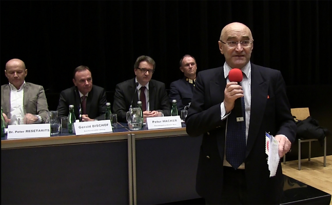 Wolfgang Jung am Mikrofon