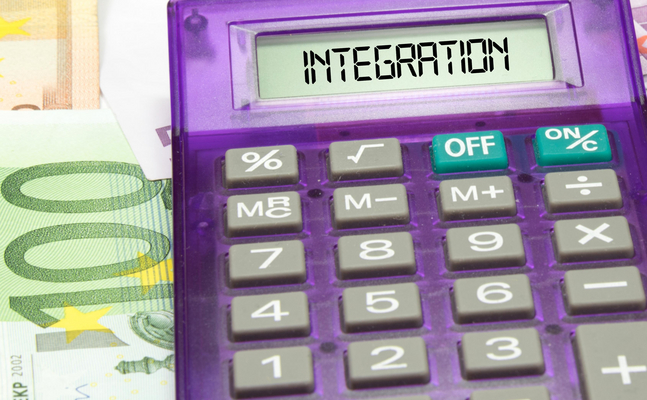 Das Bild zeigt Euroscheine und einen Taschenrechner mit dem Schriftzug „Integration“, symbolisierend die Verbindung von Finanzen und kalkulierter Planung.