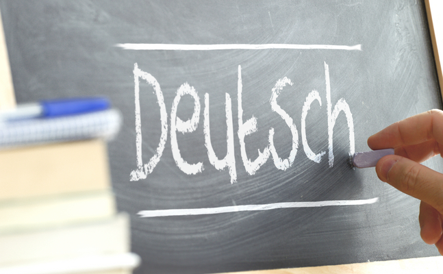 Bild zeigt eine Schultafel mit der Aufschrift Deutsch imit Kreide geschrieben
