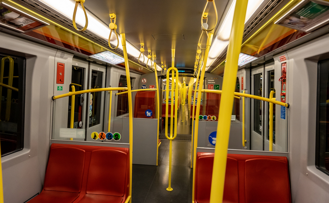 Bild zeigt rote Sitze und gelbe Anhaltegriffe in einer Wiener U-Bahn