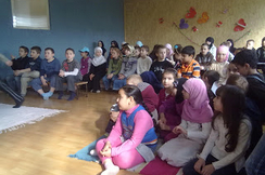 Kinder sitzen am Boden im Kindergarten