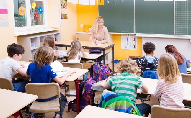 Bild zeigt ein Klassenzimmer mit Schülern