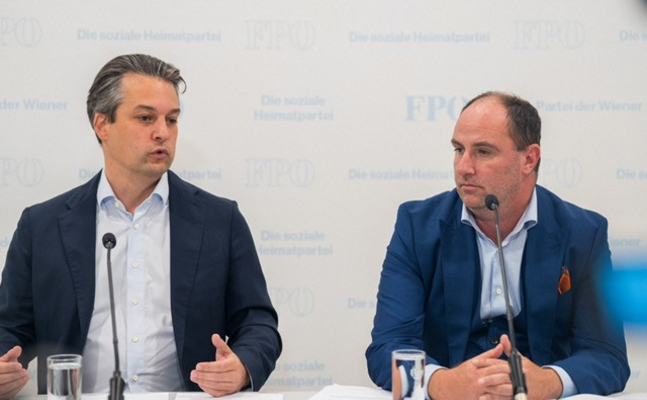 Bild zeigt FPÖ-Wien-Chef Stadtrat Dominik Nepp gemeinsam mit dem Finanzexperten Gerald Zmuegg