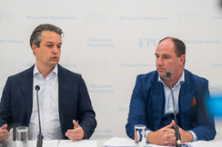 Bild zeigt FPÖ-Wien-Chef Stadtrat Dominik Nepp gemeinsam mit dem Finanzexperten Gerald Zmuegg