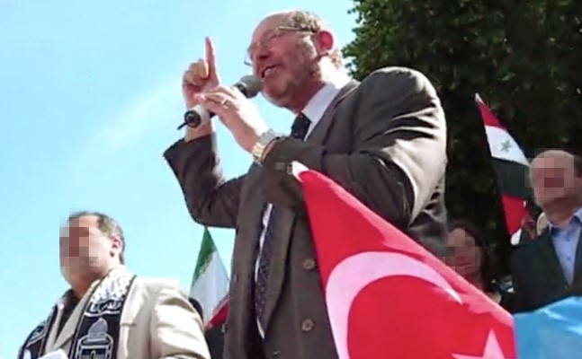 Screenshot einer Rede Al Rawis auf einer türkisch/arabischen Demo in Wien 2010