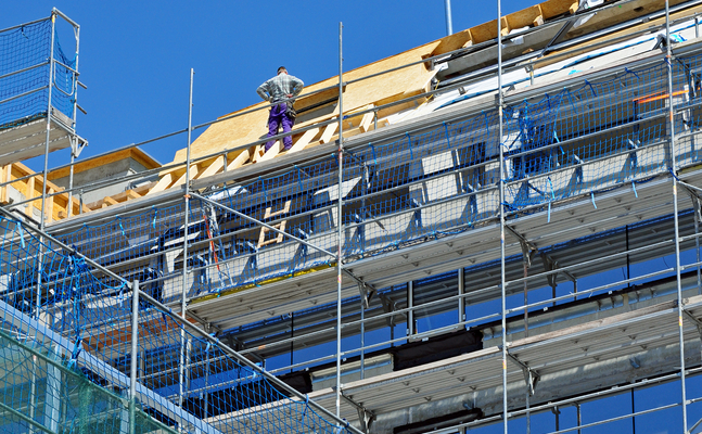 Das Bild zeigt eine Baustelle, auf der gerade der Bau eines Wohnhauses im Gange ist.